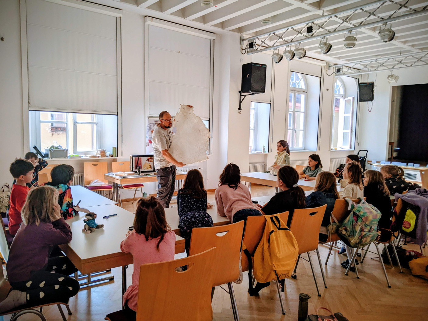 všichni koukají skal